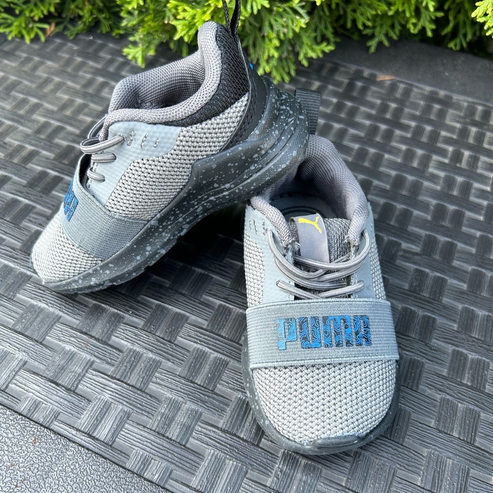 Puma toddler slip on sneakers size 5